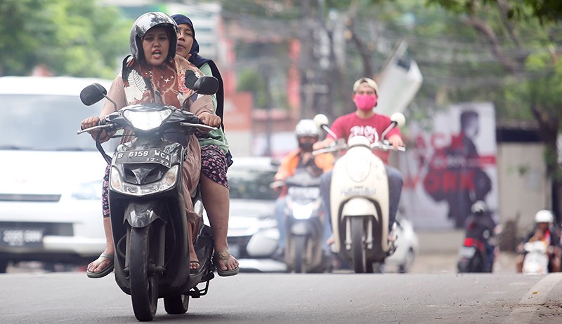 Cek Fakta Sandal Jepit Ditilang: Bukan Ditilang, Tapi Polisi Cuma Ingatkan Demi Keselamatan