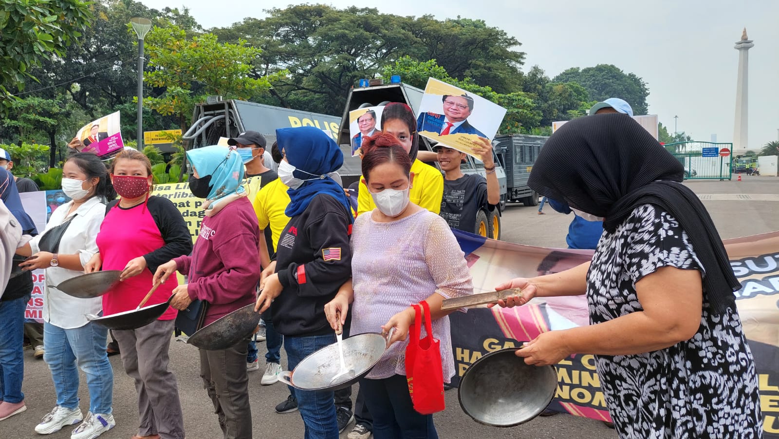 Aksi Protes Usut Mafia Minyak Goreng, Emak-Emak Pukuli Wajan & Panci Desak Presiden Copot Airlangga Hartarto