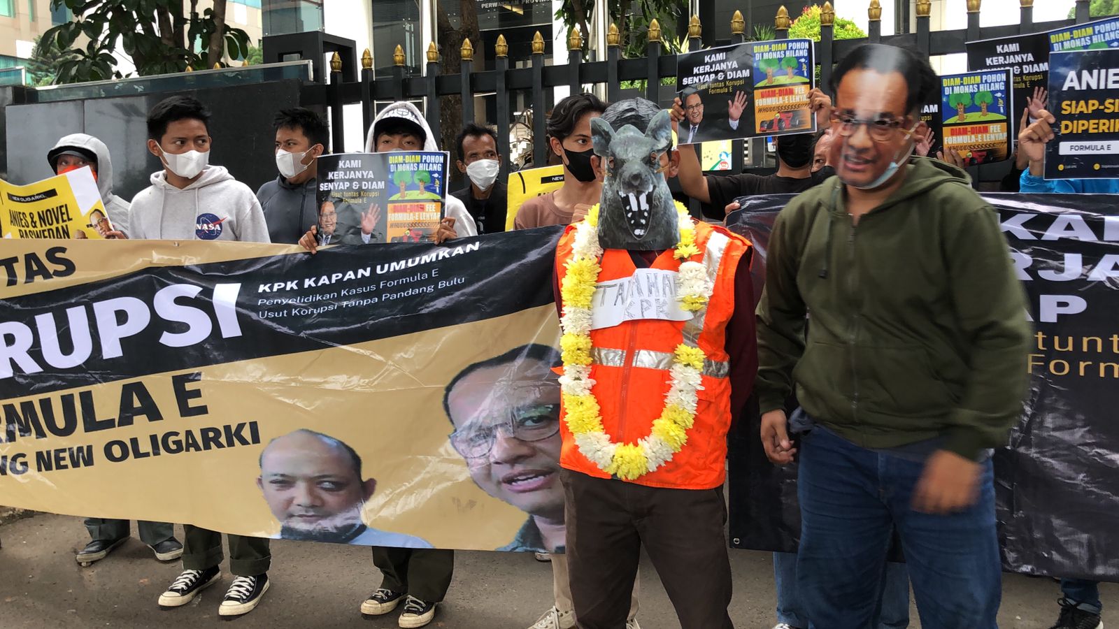 Aksi Parodi Kalungkan Bunga Selamat Datang, Satgas Pemburu Koruptor : Pelaku Korupsi Formula E Kapan ke KPK?