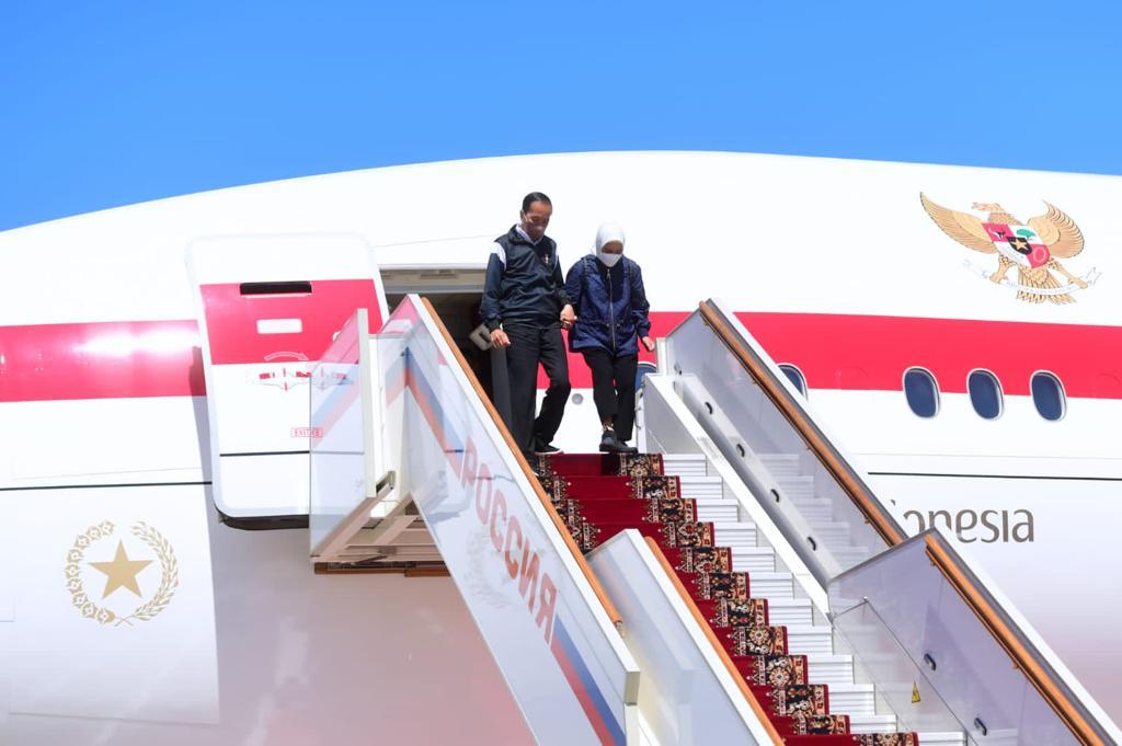 Detik-Detik Presiden Jokowi Tiba di Moskow