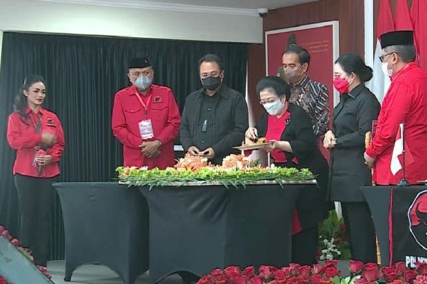 Diberi Tumpeng Oleh Megawati, Jokowi Akui Tak Pernah Rayakan Ulang Tahun