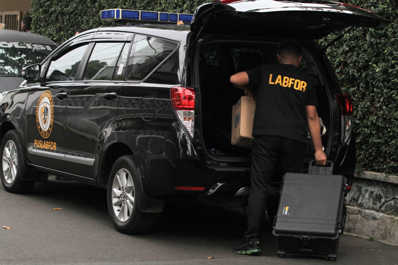 Polisi Bawa 4 Koper Berisi Barang Bukti dari Rumah Kadiv Propam