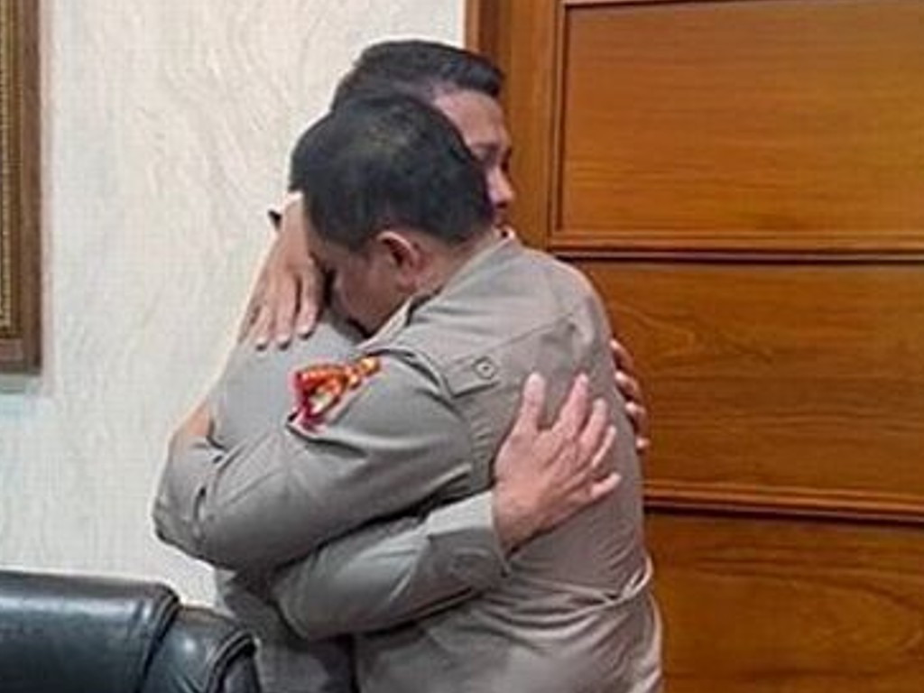 Kadiv Propam Irjen Ferdy Sambo Menangis Saat Disambangi Kapolda Metro