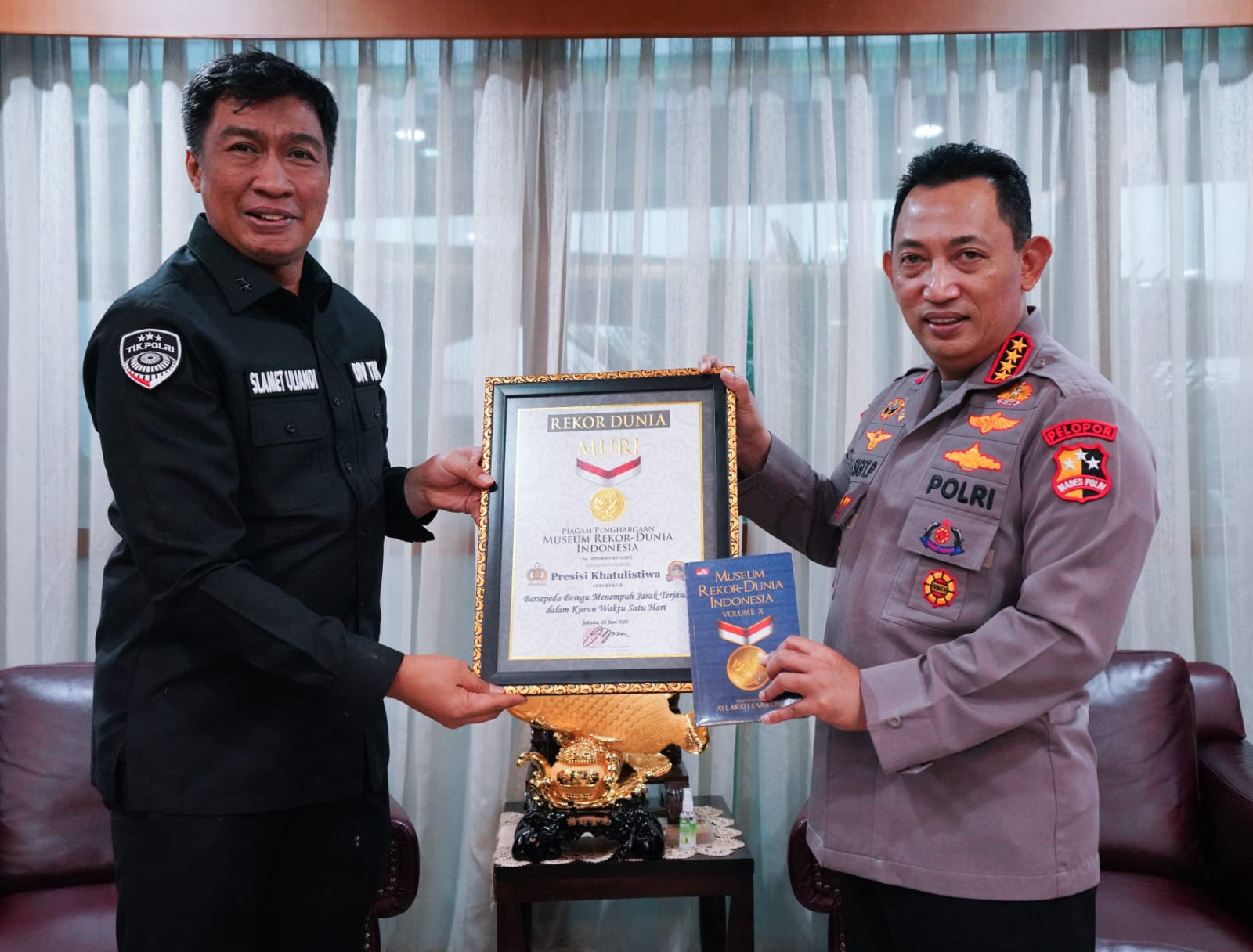 Bravo! Tim Presisi Khatulistiwa Serahkan Piagam Rekor Dunia dan MURI ke Kapolri, Sukses Bersepeda 508 Km