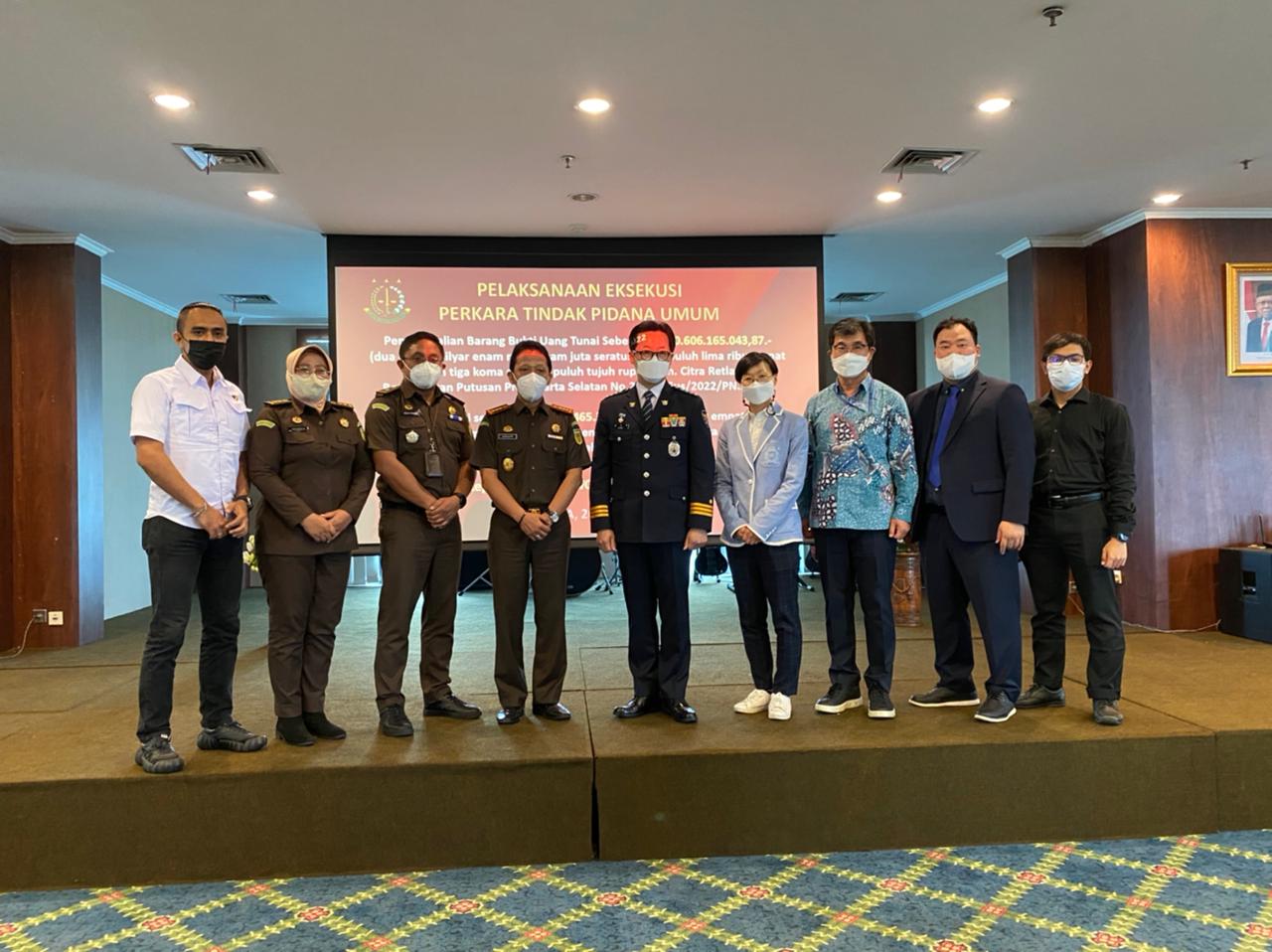 Kejari Jaksel Resmi Serahkan BB Miliaran Rupiah dari ‘Kasus yang Diungkap Bareskrim’ ke Simwon Inch – Korsel