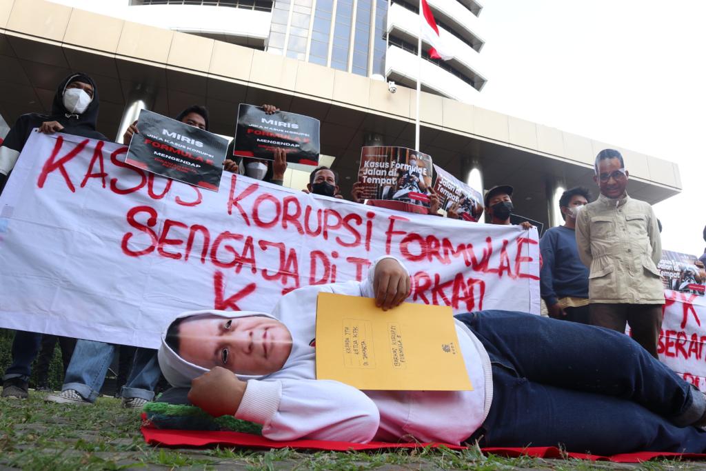 Jumat Keramat Geruduk KPK dan Bank DKI, Massa Sapu Lawan Koruptor : Jangan Lupa Ingatan Soal Skandal Formula E!