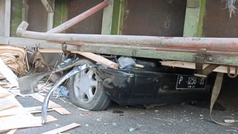 Mobil Tertimpa Truk Triplek di Jember, 3 Orang Meninggal