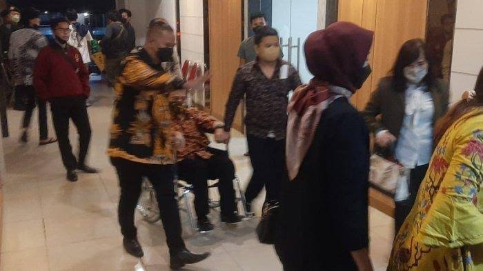 Detik-Detik Roy Suryo Nyaris Pingsan Usai 12 Jam Dicecar Penyidik