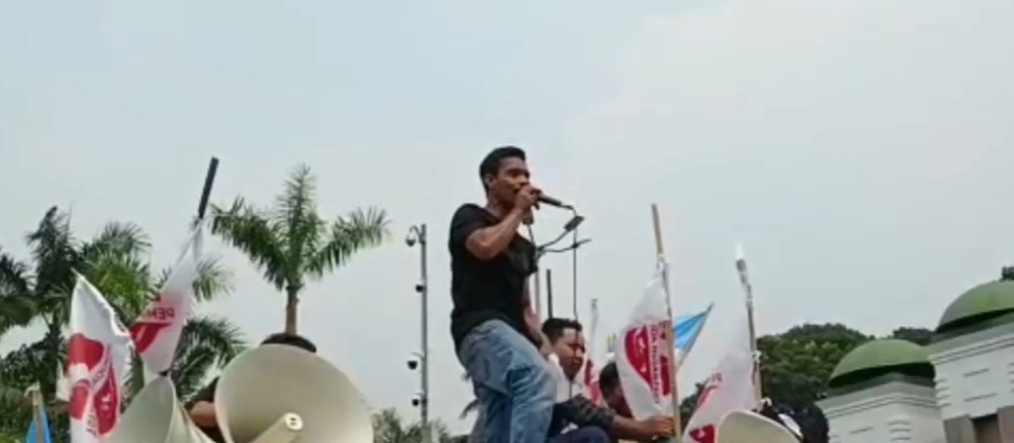 Bagikan Ratusan Bunga di Depan Gedung DPR, Kelompok Pemuda Beri Dukungan ke Kapolri