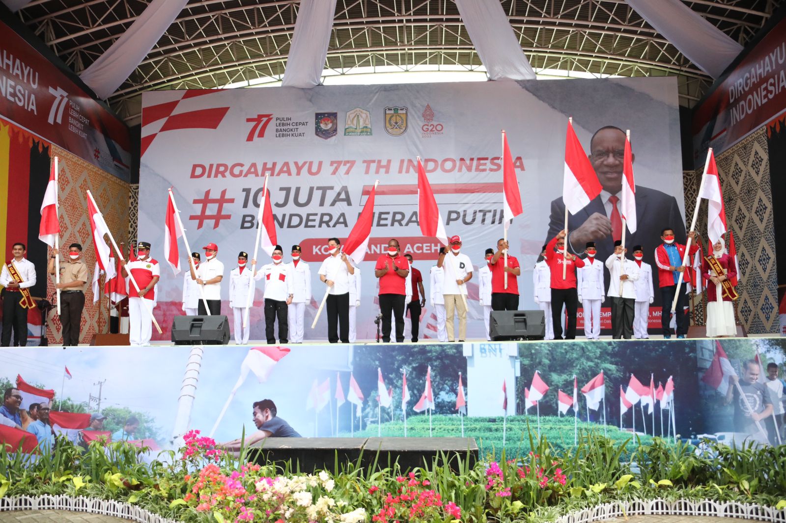 Pupuk Nasionalisme, John Wempi Wetipo Serahkan Bendera Merah Putih kepada Masyarakat Aceh