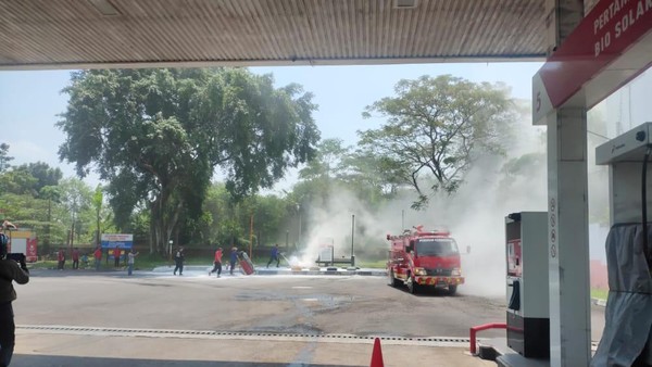 pemadaman api di spbu lebak banten
