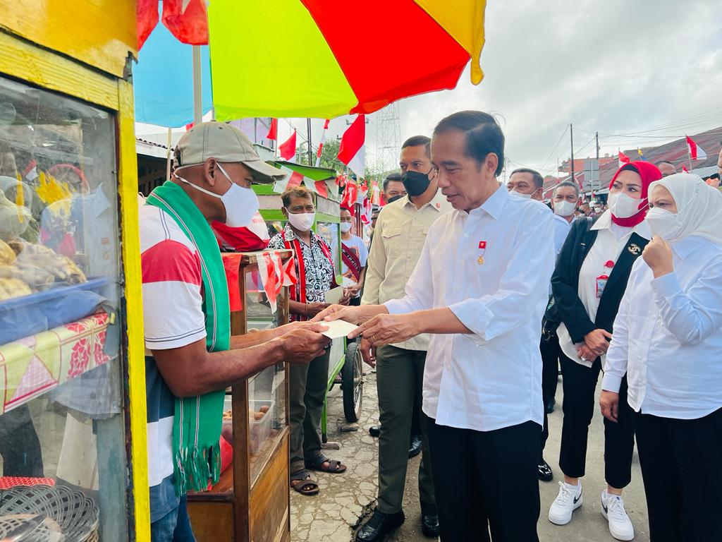 Jelang Harga BBM Subsidi Naik, Jokowi Bagi-bagi BLT di Lampung