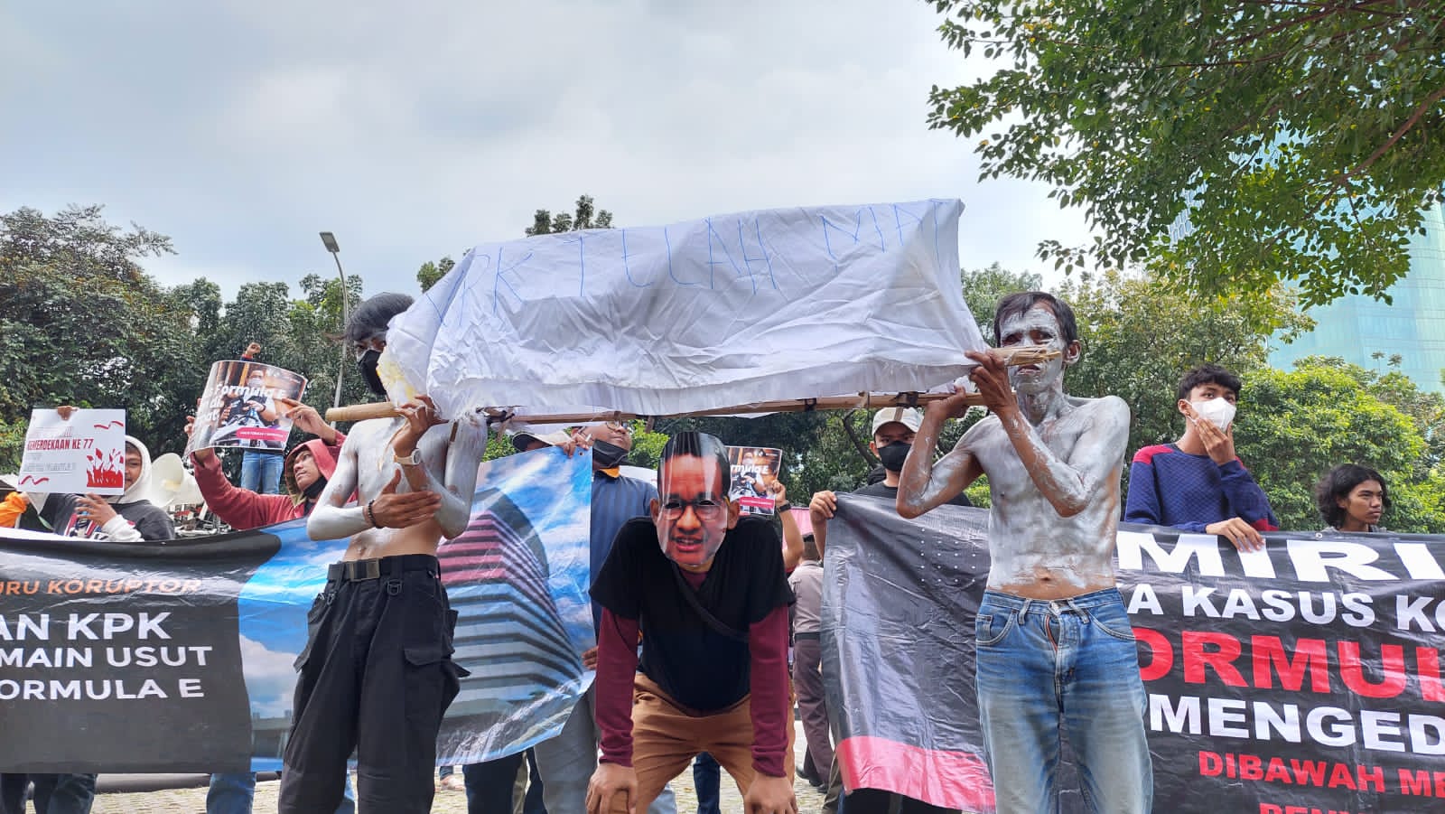 Keranda Mayat Sambangi KPK, Demonstran : Peringatan! Biar Nggak Main Mata dengan Koruptor Formula E