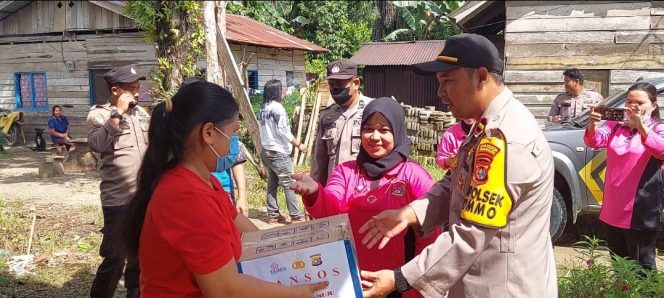 Polsek Tommo Polresta Mamuju Bagikan Paket Bansos, Peduli Warga yang Terdampak Penyesuaian Harga BBM