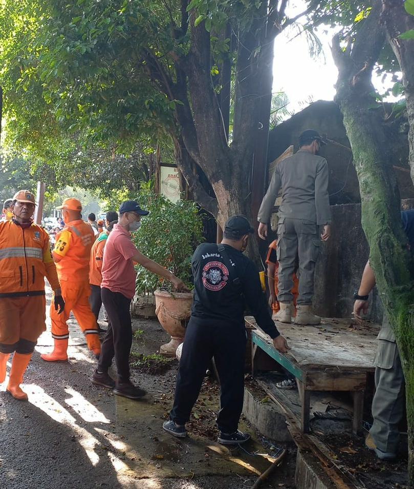 Masuki Musim Penghujan, Lurah Gandaria Utara Pimpin Kegiatan Bersih-Bersih Jakarta Selatan