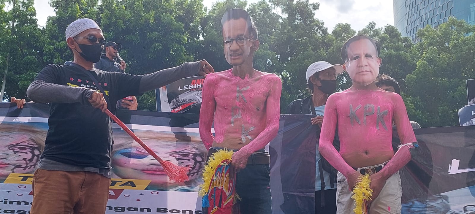 Aksi Teatrikal Kuda Lumping, Aktivis Pecut KPK Desak Percepat Tuntaskan Kasus Formula E