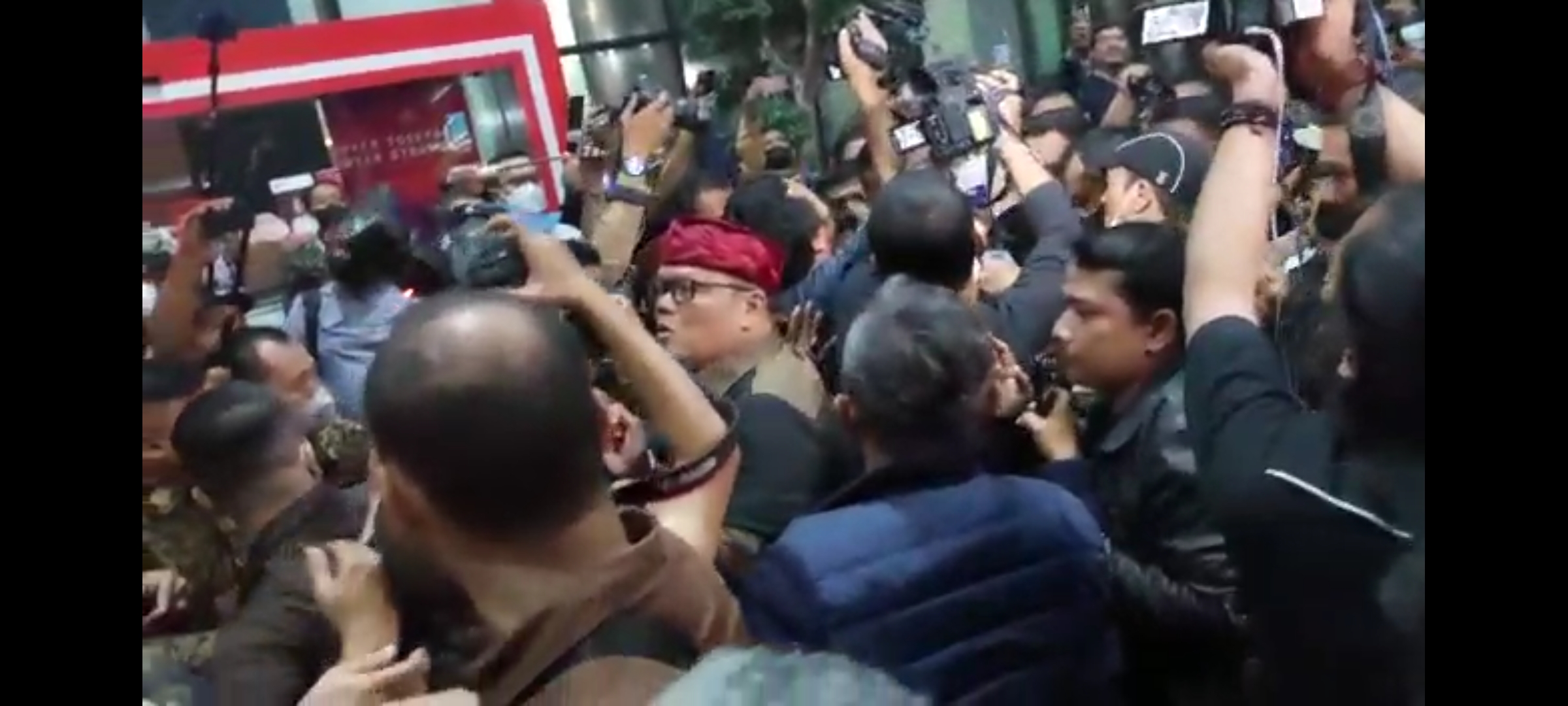 Pendukung Anies Ganggu Kerja Wartawan, Bikin Ricuh Hingga Adu Mulut Usai Pemeriksaan KPK