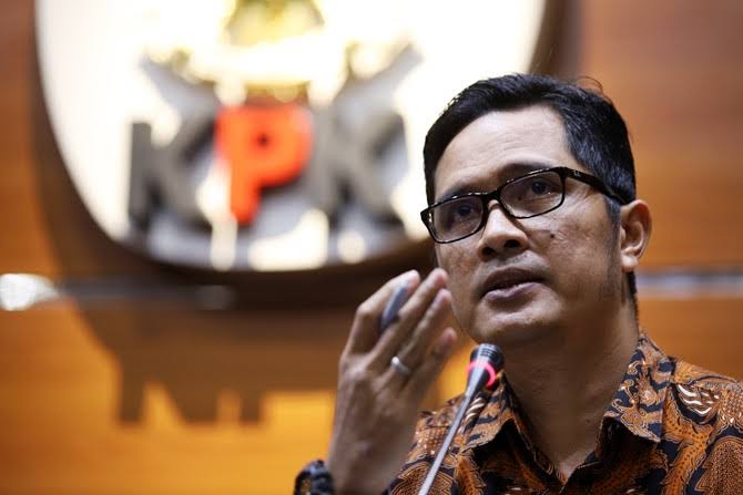 Sindir Eks Jubir KPK yang Bela Sambo, Ketua YLBHI: Sesuai UU, Advokat Bisa Menolak Jika Bertentangan dengan Hati Nurani
