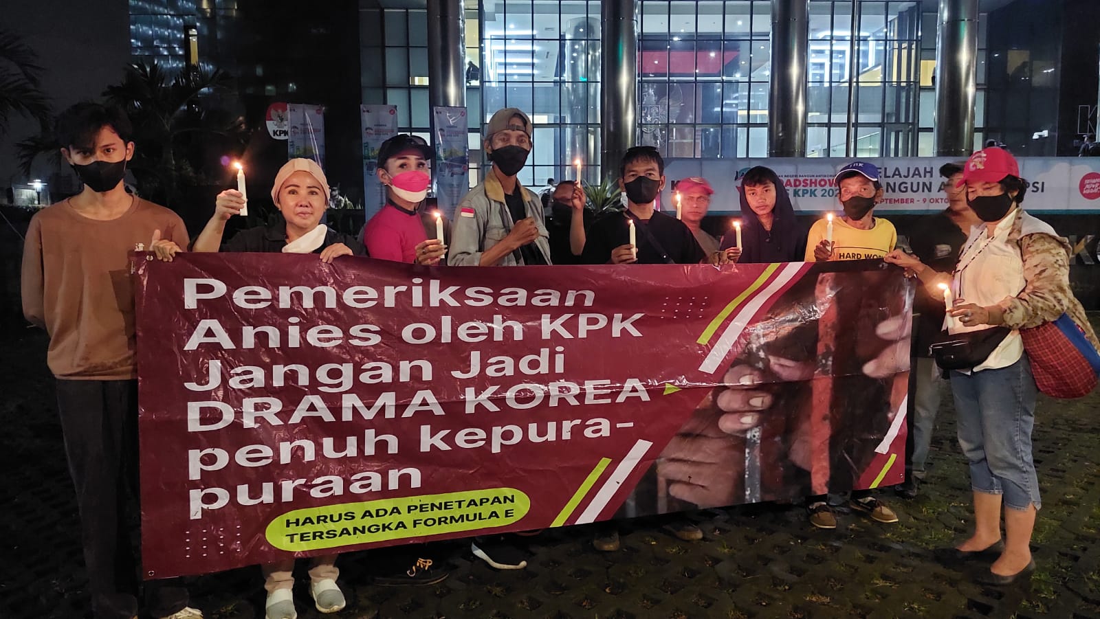 Aksi Bakar Lilin, Massa Satgas Pemburu Koruptor bersama Emak-emak Pendemo Anies Masih Bertahan di Gedung KPK