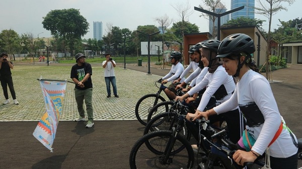 Greenpeace bersepeda Jakarta Bali G20