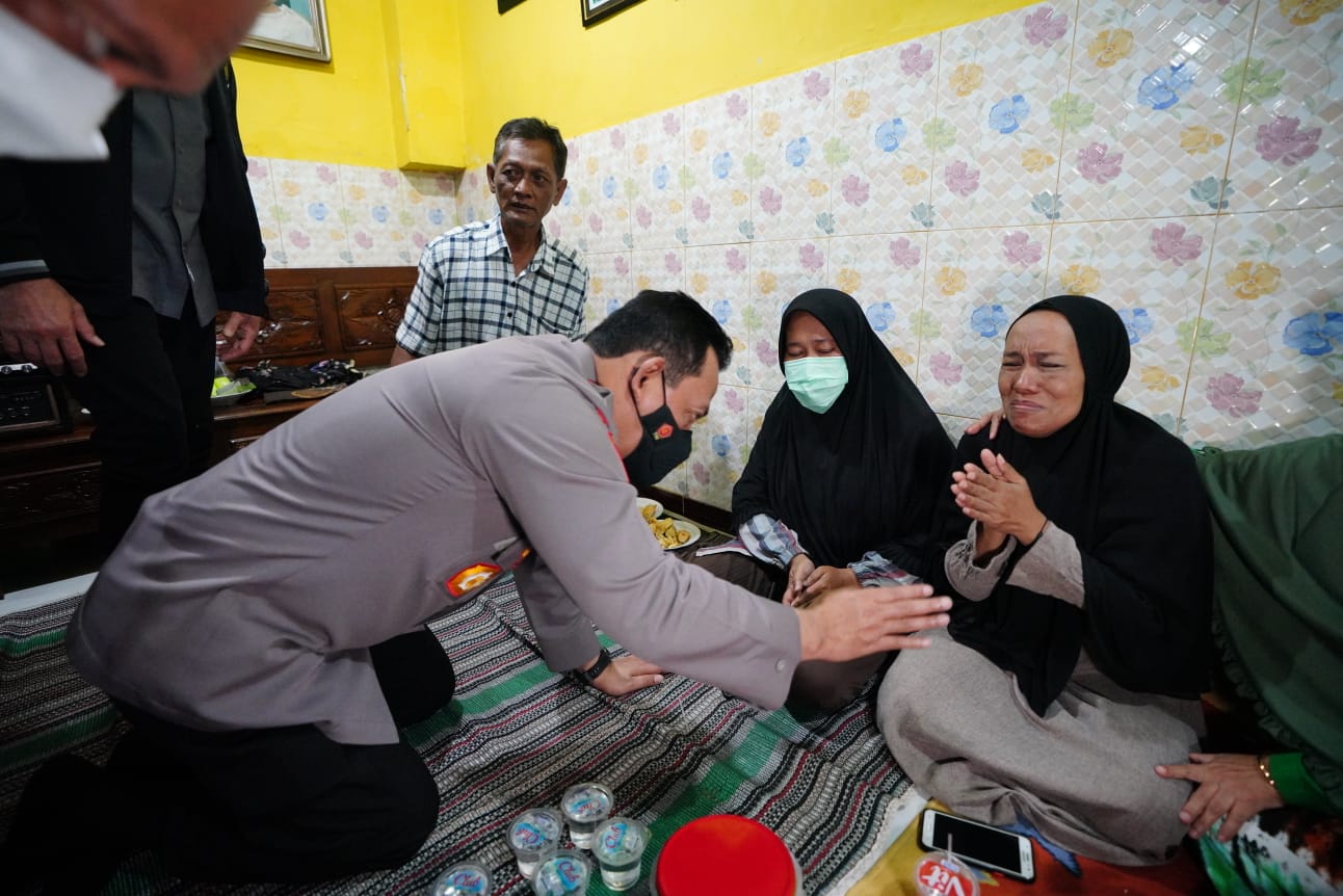 Kapolri Takziah ke Rumah Korban Tragedi Kanjuruhan