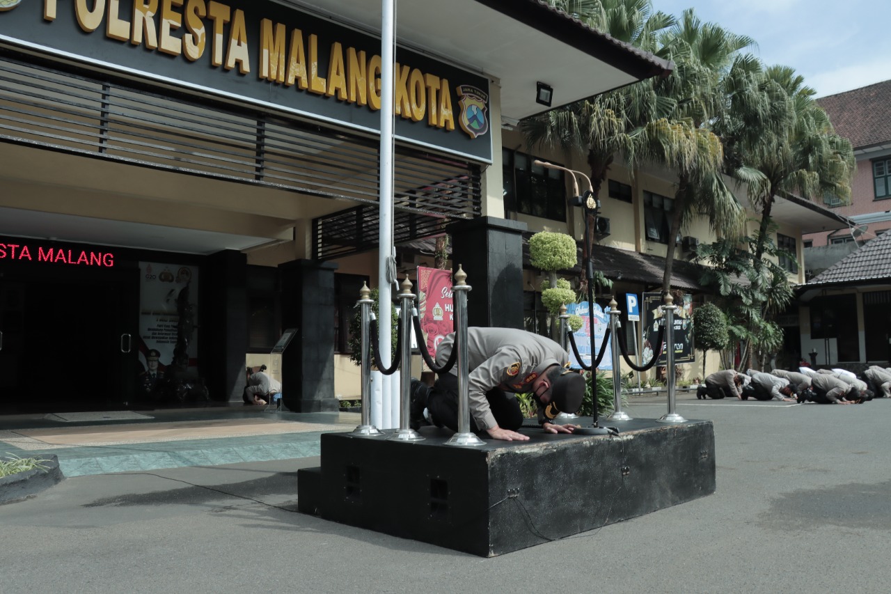Wujud Bela Sungkawa atas Tragedi Kanjuruhan, Kapolresta Kota Malang Pimpin Doa Bersama dan Sujud Massal