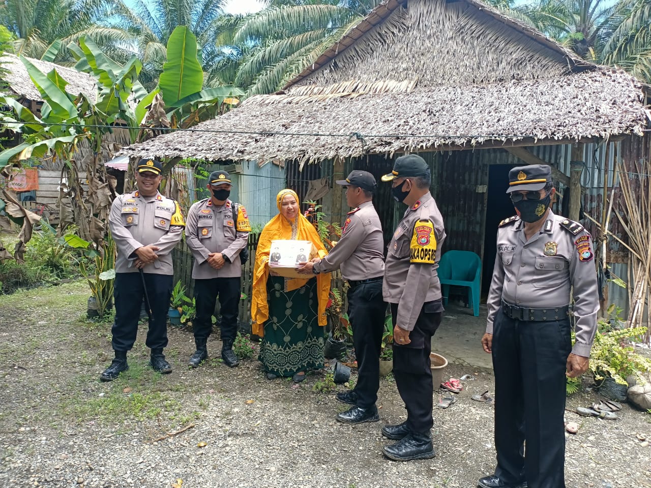 Kapolres Mamuju Tengah bersama Jajaran Salurkan Paket Bansos Polri Peduli ke Masyarakat