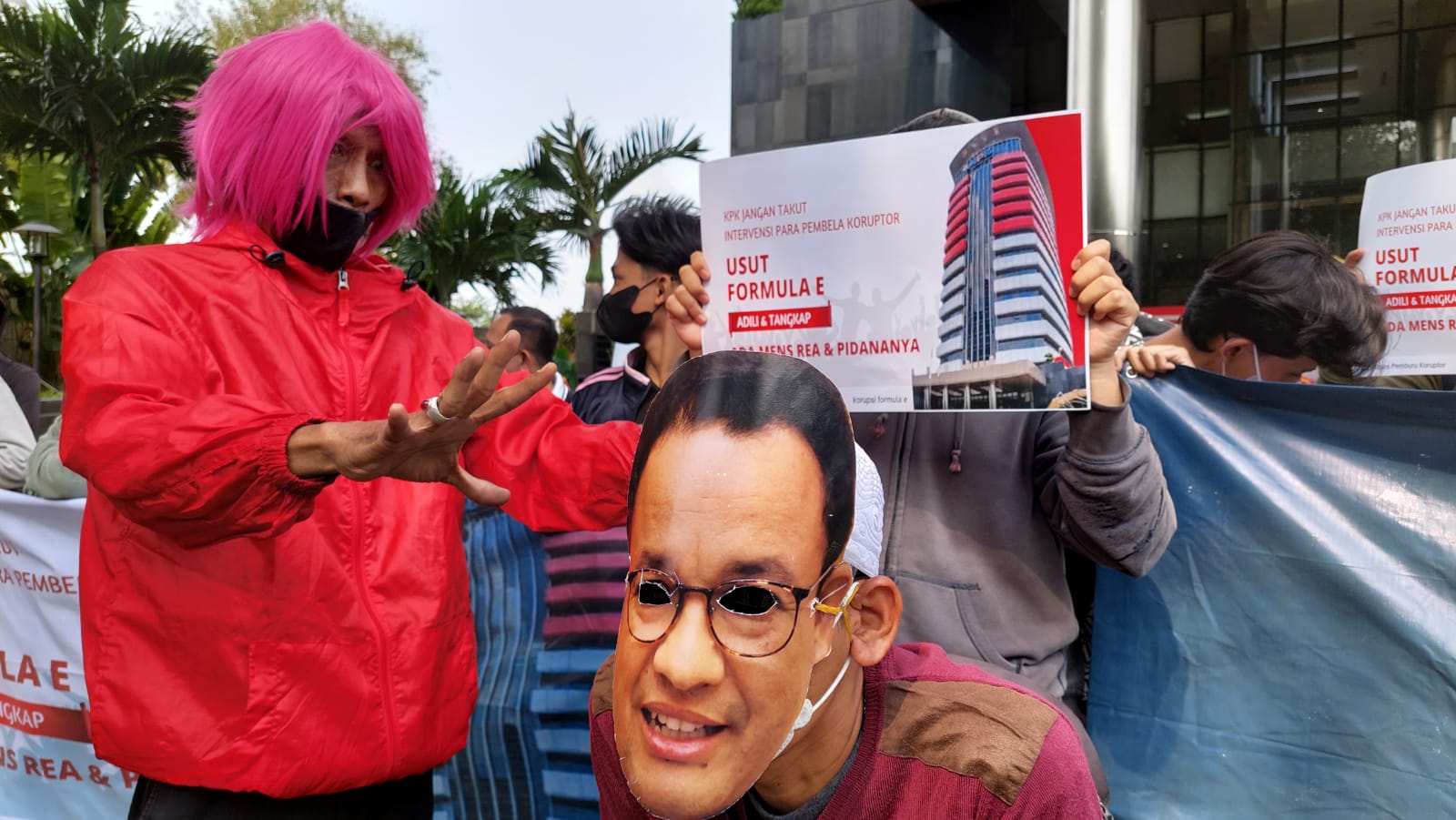 Pria Mirip Pesulap Merah Nongol Lagi, Aksi Jumat Keramat Bongkar Trik Kotor Kasus Dugaan Korupsi Formula E & Penjegal KPK