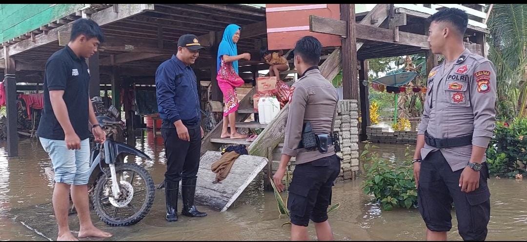 Kapolres Mamuju Tengah Terjunkan Personil, Salurkan Bantuan untuk Warga Terdampak Bencana Banjir