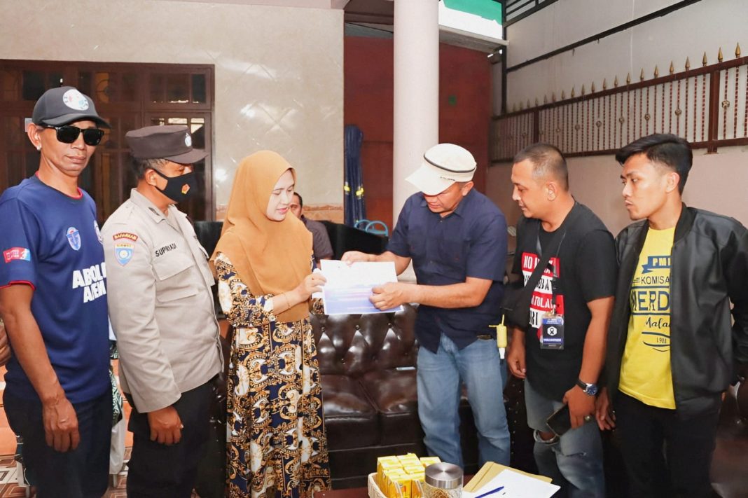 Polres Malang bersama Aremania Takziah ke Keluarga Aipda Andik Purwanto, Korban Peristiwa Kanjuruhan