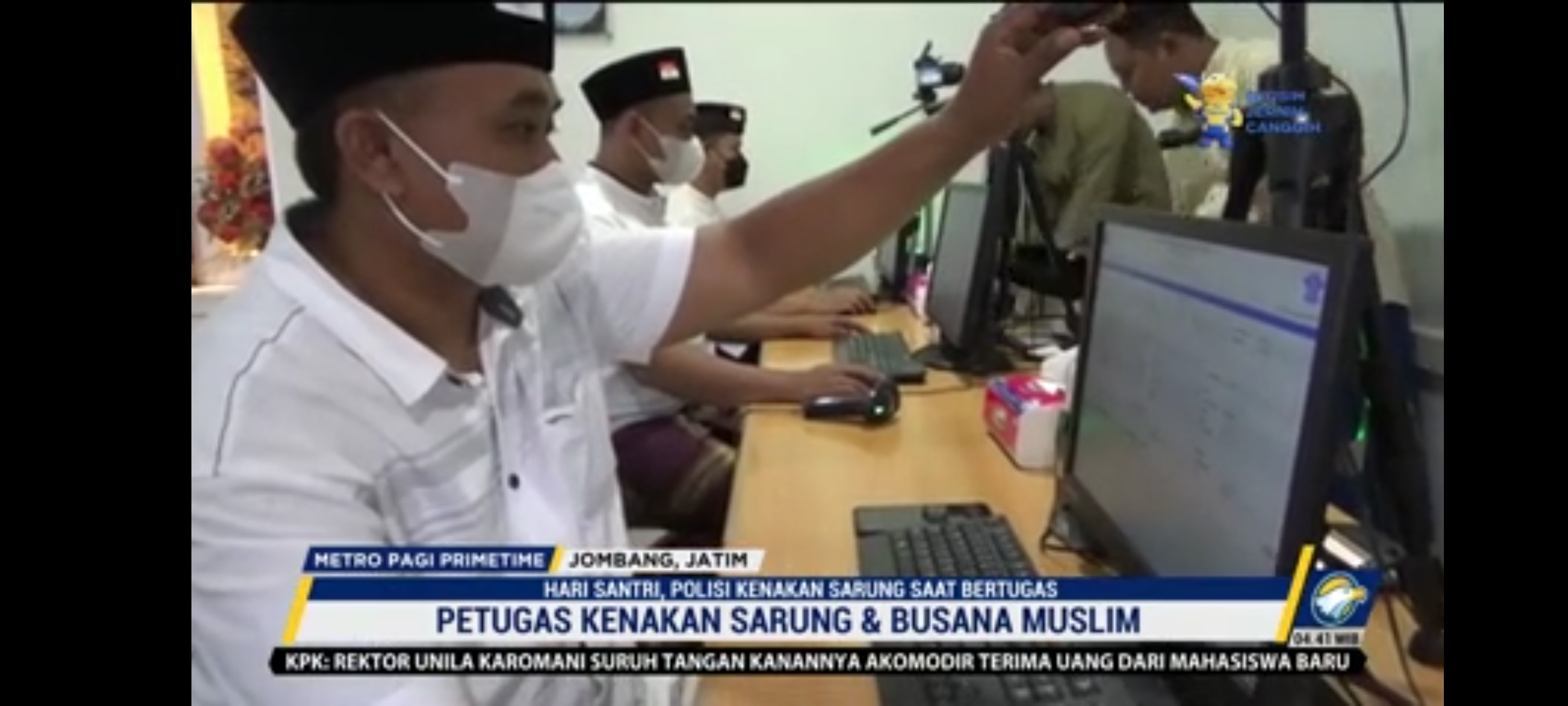 Unik! Peringati Hari Santri, Polisi di Jombang Pakai Sarung Saat Bertugas