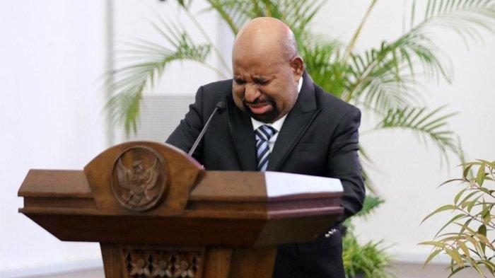 gubernur-papua-lukas-enembe-dalam-suatu-kesempatan23