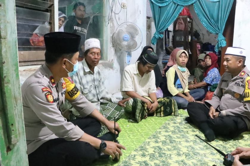 Polisi Beri Santunan Kepada Keluarga Korban Korban Tragedi Kanjuruhan