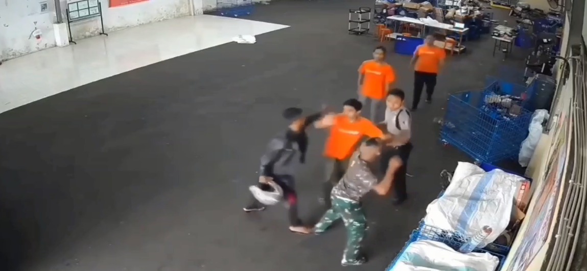 Bogem Mentah Anggota TNI Dilayangkan Untuk Satpam, Viral