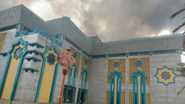 Kubah Masjid Islamic Center, Jakarta Utara, dikabarkan terbakar.