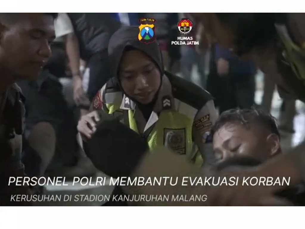 Terharu! Begini Aksi Polisi dan Polwan Bahu-membahu Selamatkan Korban Kerusuhan Suporter di Kanjuruhan Malang