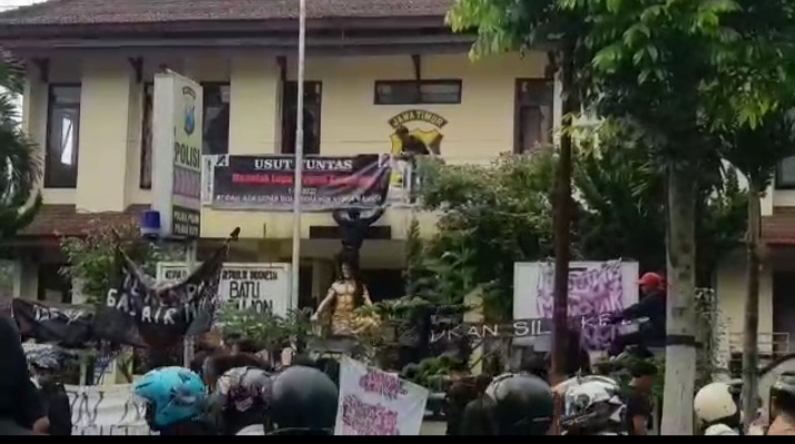 Detik-detik Dursila Aremania Injak Patung Depan Markas Polisi