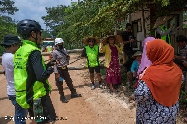 Tim Pesepeda Chasing The Shadow Greenpeace Tiba di Kota Surabaya