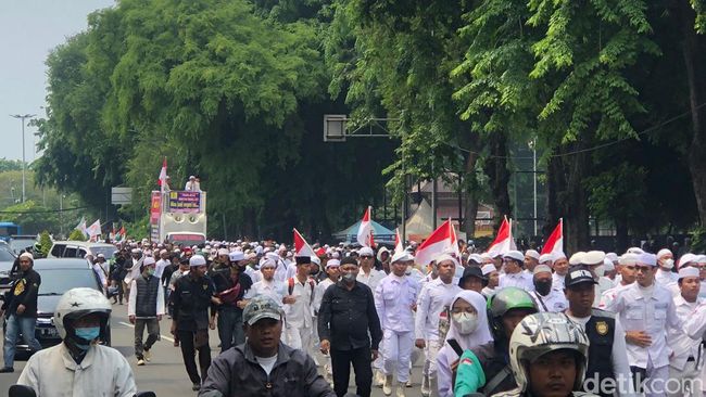 Tiba di Patung Kuda, Massa Aksi 411 Disambut Polisi dengan Shalawat