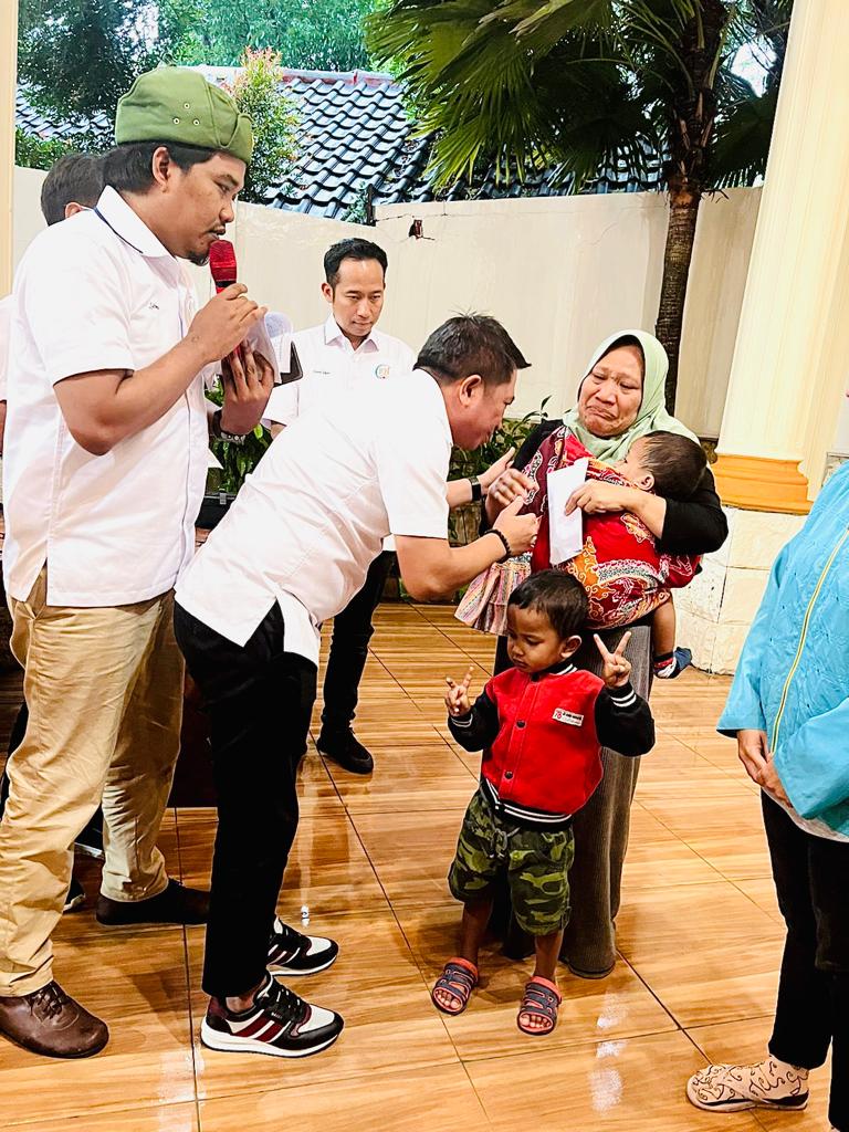 Denny Cagur Waketum Rampai Nusantara Beri Bantuan Biaya Pendidikan bagi Keluarga Korban Tragedi Kanjuruhan