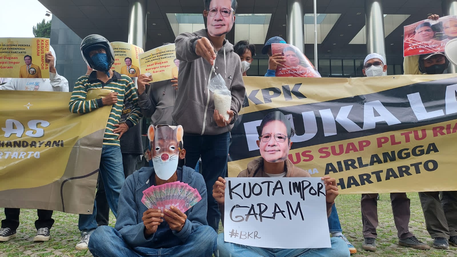 Teatrikal Kenakan Topeng Tikus Sebar Garam, Aktivis BKR Desak Usut Kasus-Kasus Dugaan Korupsi yang Seret Nama Airlangga Hartarto