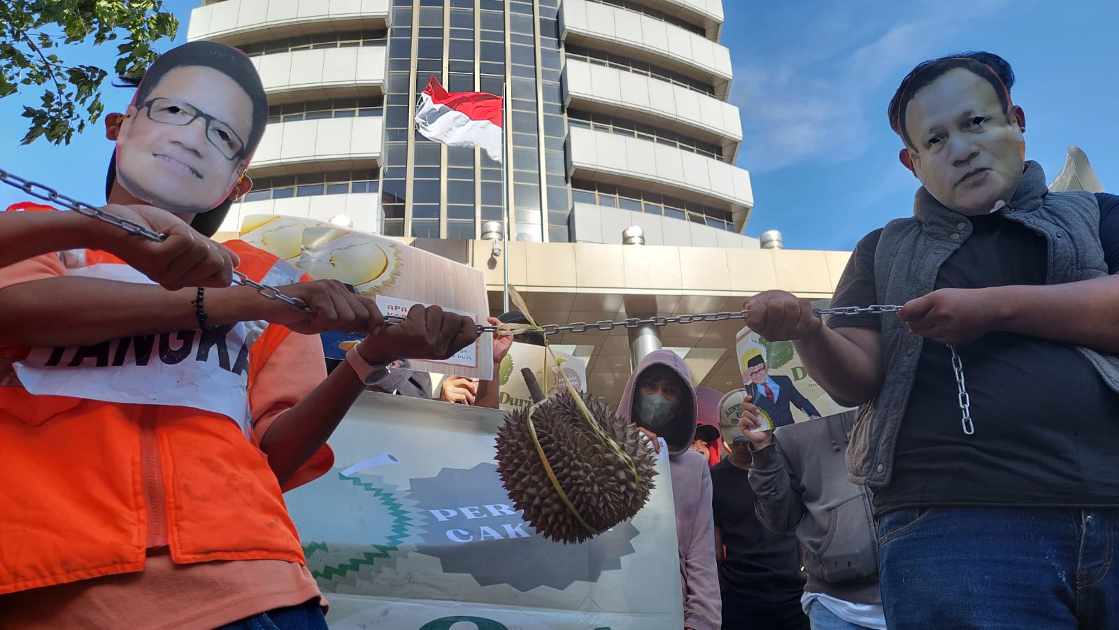 Aksi Teatrikal Tarik Tambang, AGAMIS: Ingat Kardus Durian Ingat Cak Imin