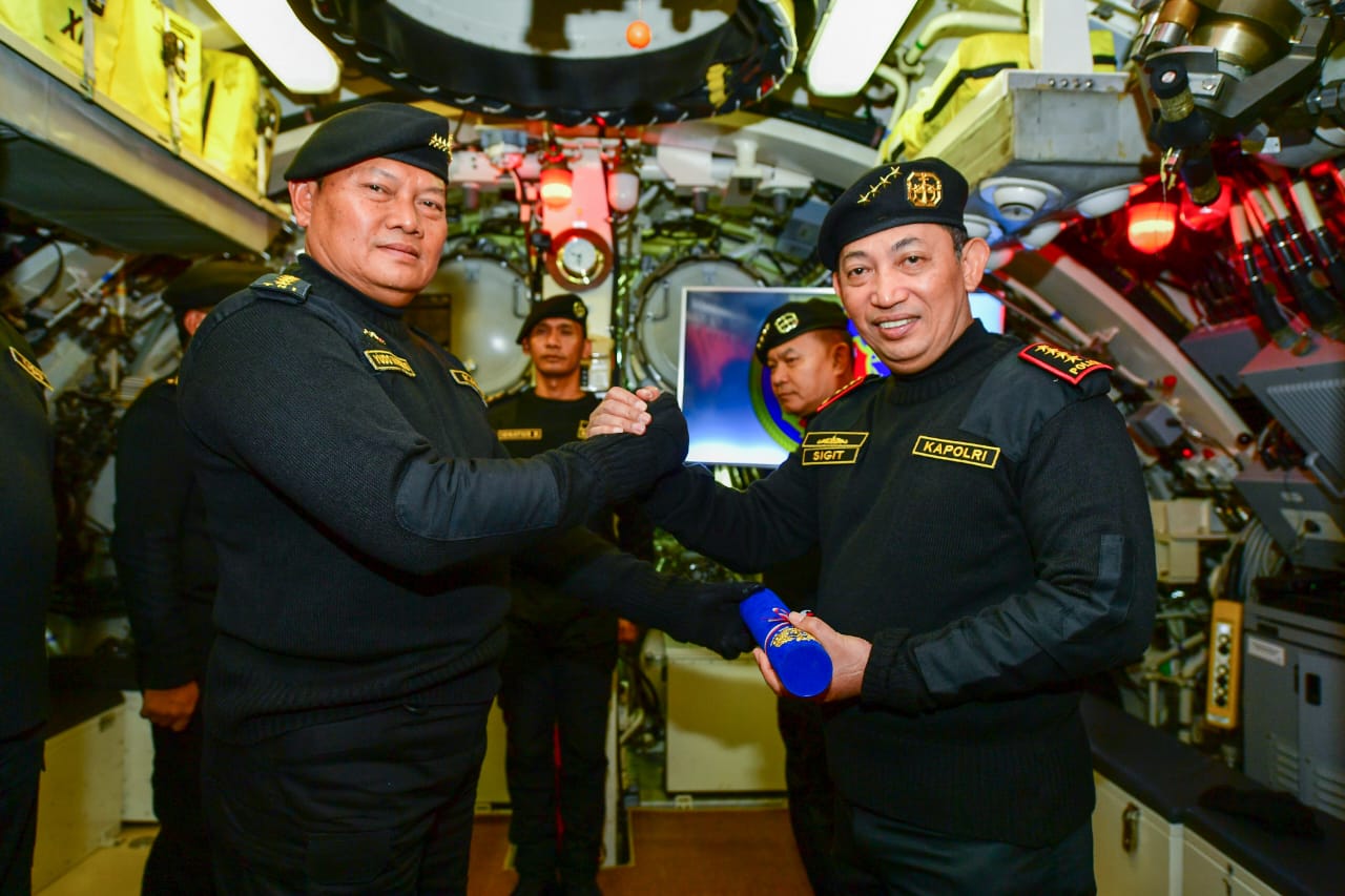 Disematkan Brevet Hiu Kencana TNI AL, Kapolri: Kekuatan Sinergitas & Soliditas Jaga Kedaulatan Bangsa Indonesia