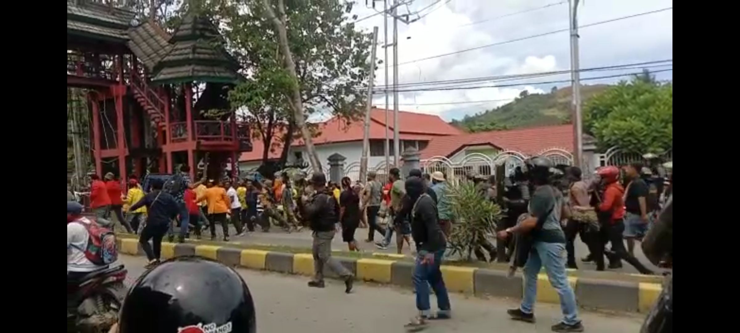 Aksi Anarkis Front Rakyat Papua & BEM Tolak KTT G20 sebagai Bentuk Pelanggaran Hukum & Menciderai Sistem Demokrasi