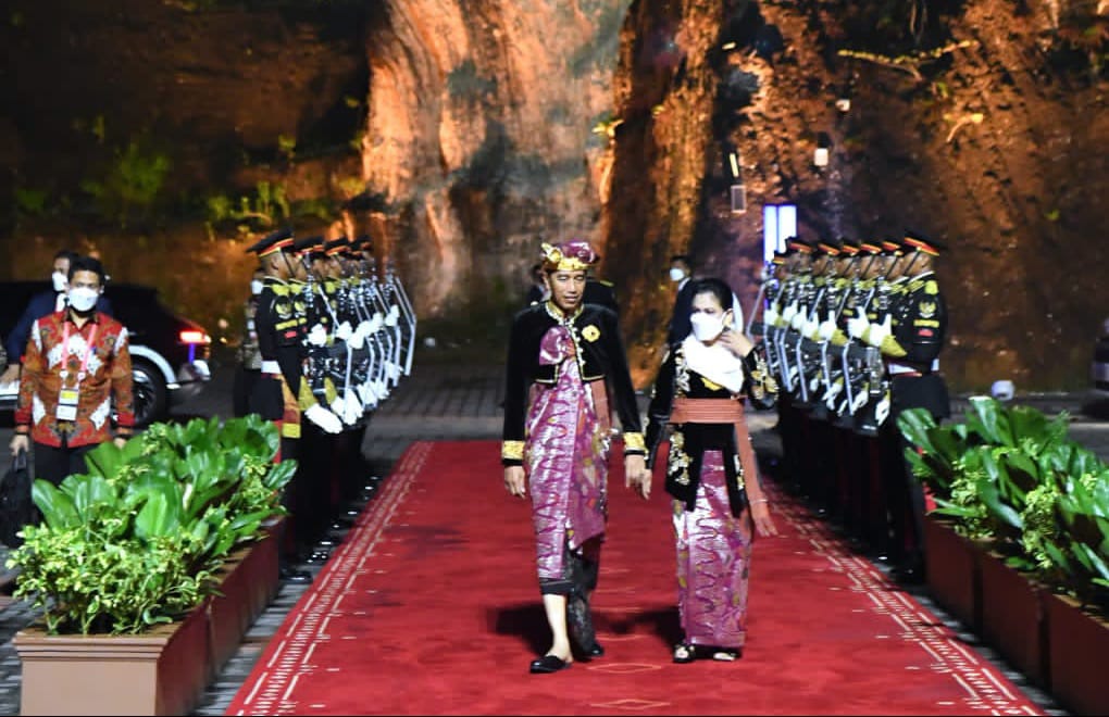 Presiden dan Ibu Iriana Kenakan Pakaian Adat Bali Saat Gelar Jamuan Santap Malam Para Pemimpin G20