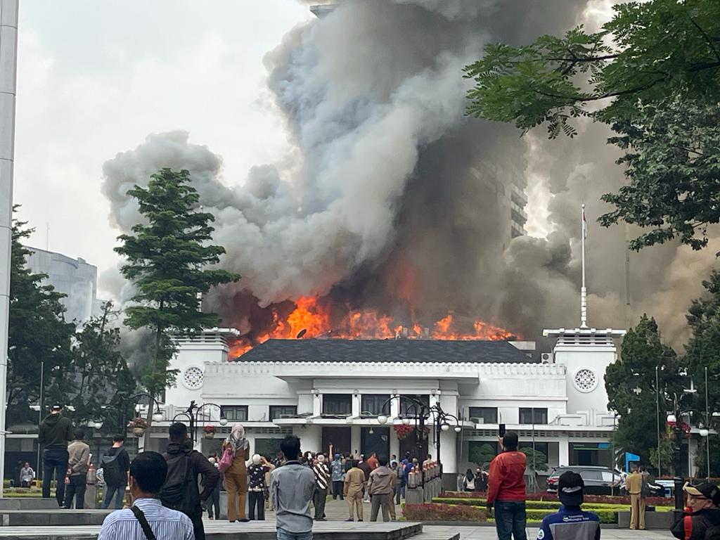gedung sate terbakar