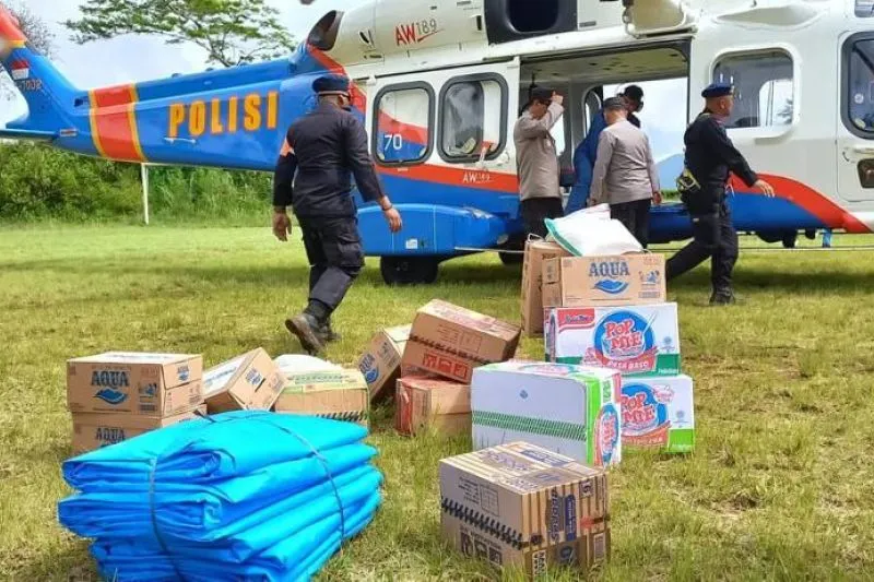 Top! Polri Terjunkan Heli Salurkan Bantuan Korban Gempa Cianjur