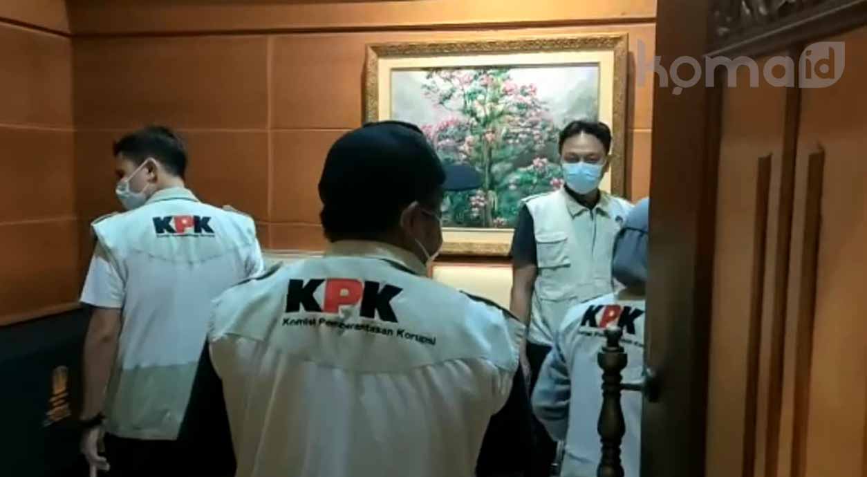 Ruang Kerja Gubernur Jawa Timur di Sambangi Penyidik KPK