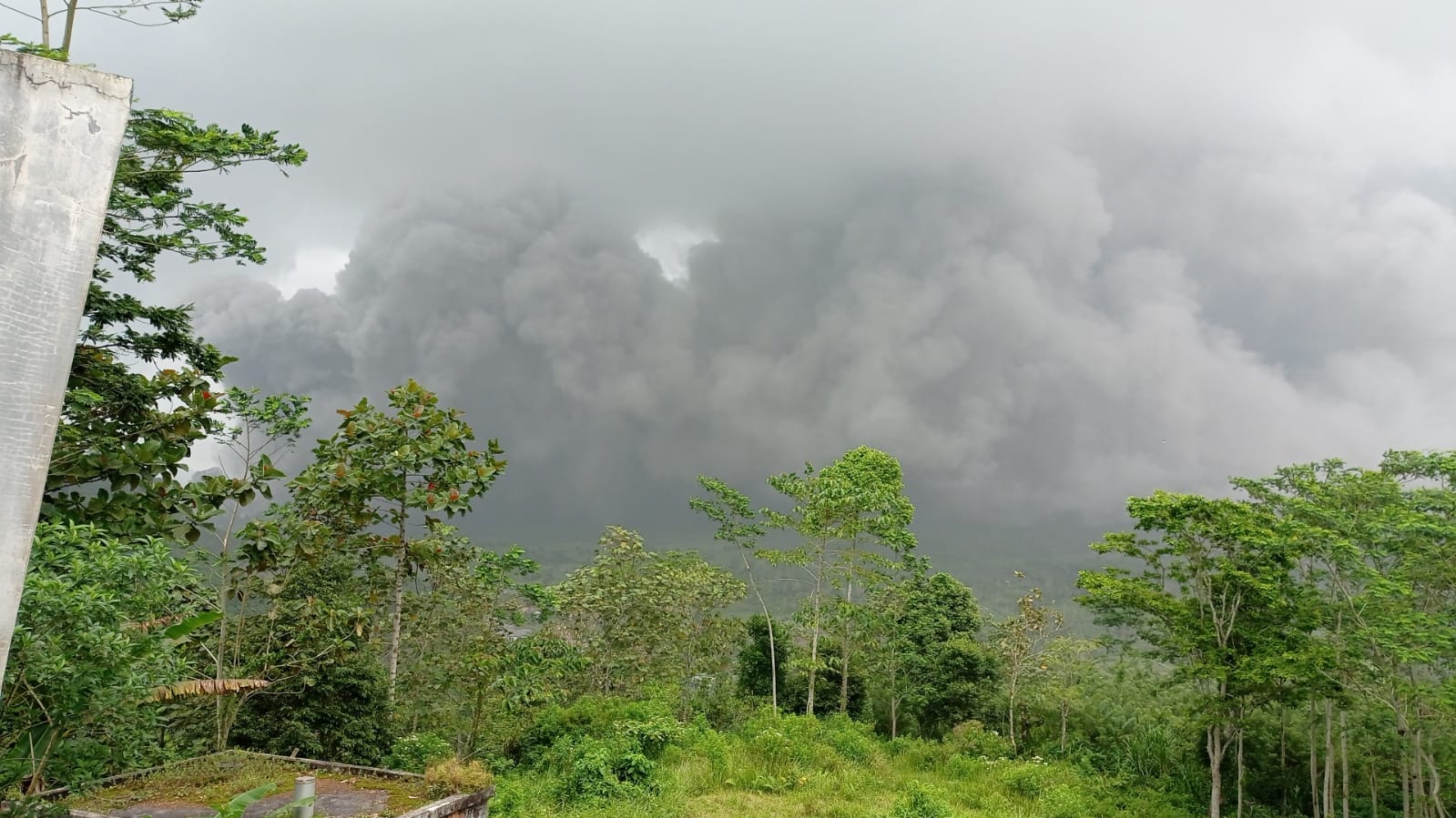 Jarak Awan Panas Gunung Semeru Capai 13 Kilometer