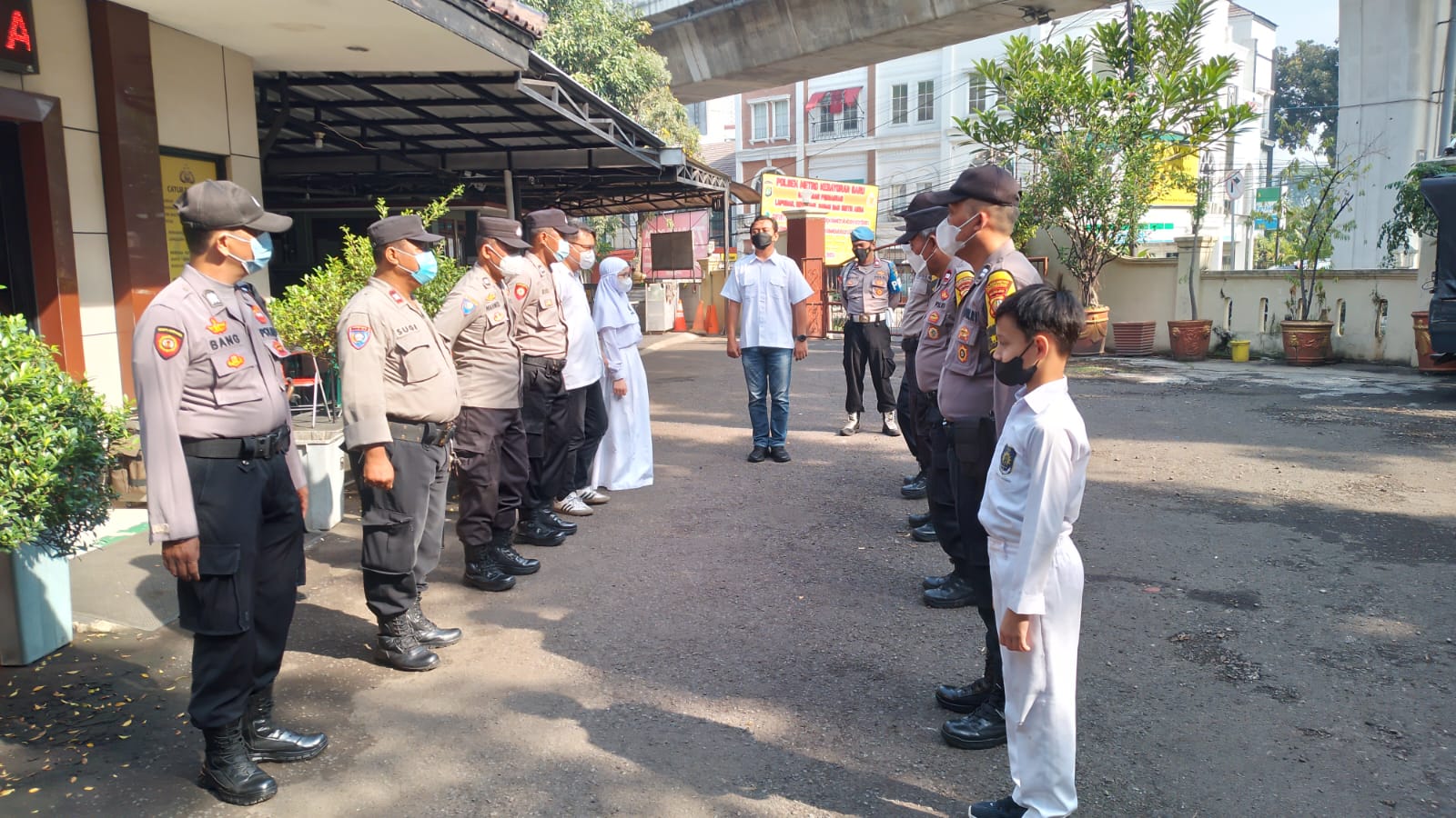 Magang Siswa SD Muhammadiyah 5 Profesi Polri di Polsek Kebayoran Baru